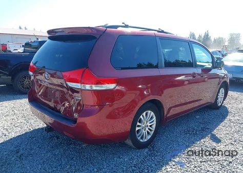 2014 Toyota Sienna Xle V6 8 Passenger z USA, uszkodzony, nr VIN 5TDYK3DCXES422087